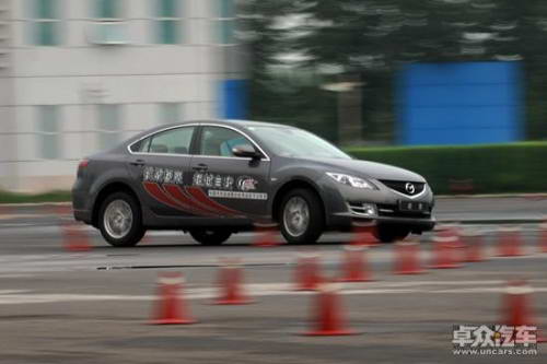 点击查看原图 常开车不等于会开车 0.1秒驾驶技巧保安全