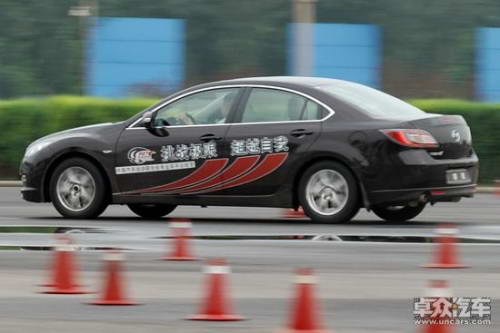 点击查看原图 常开车不等于会开车 0.1秒驾驶技巧保安全