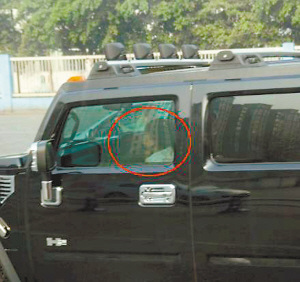 司机怀抱4岁孩子驾驶悍马引来网友热议(图)