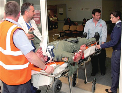 23日，受伤飞行员被送往医院。