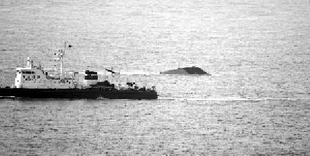 27日,韩国海军“天安”号警戒艇(右)在朝鲜半岛西部海域沉没,一艘海事警察巡逻船在附近救援。新华社发