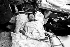 受伤女孩在医院接受治疗 本报记者 郭诺 摄