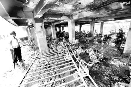 电动车充电短路架空层深夜大火(组图)