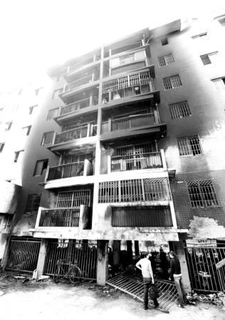 电动车充电短路架空层深夜大火(组图)