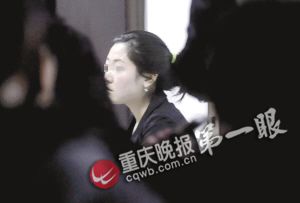 肇事女司机正在接受民警调查 记者 杨帆 摄