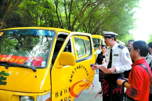 交警正在对一辆校车进行检查。