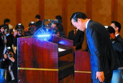 丰田公司韩国分公司总裁中林久男6日在新闻发布会上向车主鞠躬致歉。