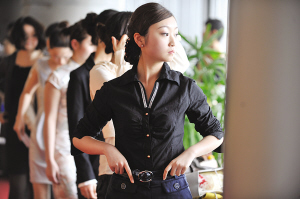 吸一口气，整一整肩，选空姐的第一要求还是仪态。