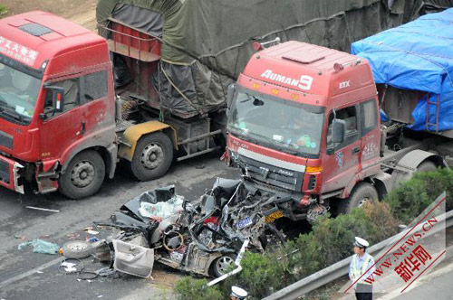 5月21日，交警正在交通事故现场进行事故处置。新华社记者 宋常青摄 