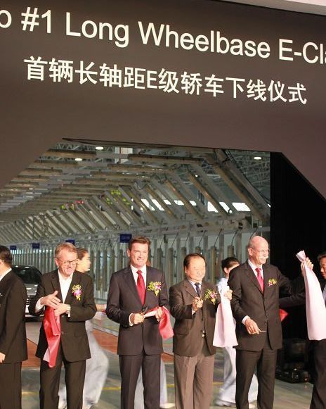 嘉宾为下线仪式剪彩