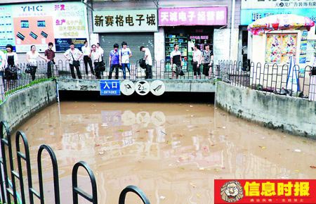 龙口西路车库连大门都被淹没了。信息时报记者 萧嘉宁 摄.