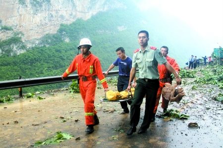 319国道巨石滑坡砸中执法车 3名工商人员遇难