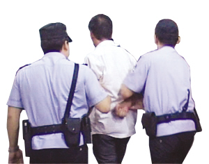 酒后逞凶 打了被撞者再打交警义愤群众 出拳教训宝马司机(组图)