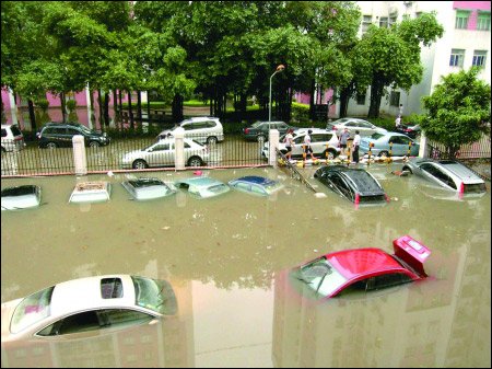 雨天行车多留神 3大险情正确处理莫慌张