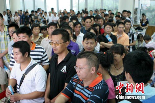 成都双流机场遇罕见夏季大雾袭击 机场关闭4小时