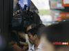 BRT棠东站台，一乘客高举手提袋挤公交车