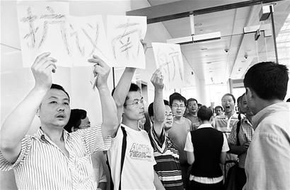 雷雨夜120余名南航乘客滞留济南机场 举标语抗议