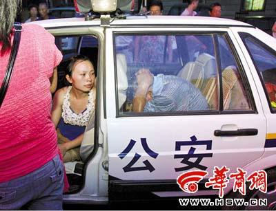 孩子母亲悲伤过度,哭累了的她坐在警车里不住地质问肇事司机:“别光说对不起,说怎么办!” 本报记者 李晖 摄