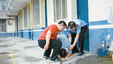 幼儿园园长兼司机朱雷刚走出羁押室,“扑通”一声跪下,向涵涵和她的父母忏悔。记者王涛 实习生卢梦纯 摄