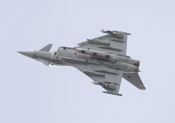 资料图:西班牙空军列装的台风战机正在进行特技飞行