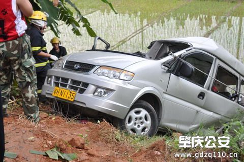 广东一家族奔丧途中遭遇车祸 11人丧生