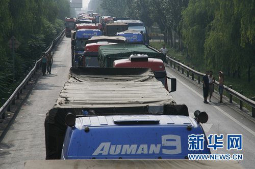 资料图片：在京藏高速河北省怀安段拥堵的车辆（8月19日摄）。 