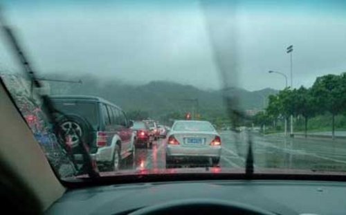 爱车全攻略之如何延长汽车雨刮器寿命