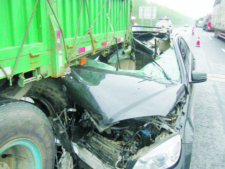 女子为报复情夫驾奔驰高速路上数次撞车自杀被就