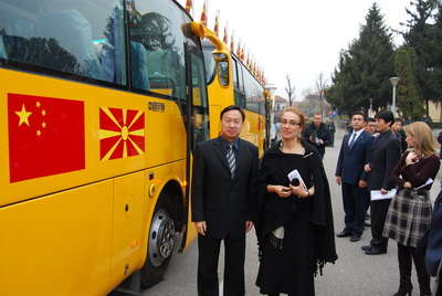 崔大使参观校车src="/uploadfile/2011/20111126132158734.jpg"