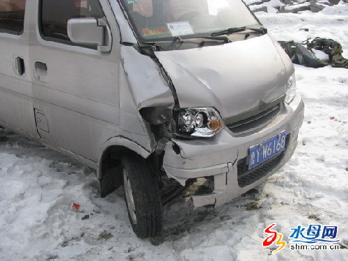 面包车撞倒过路女子 肇事者躲进洗浴中心(图)