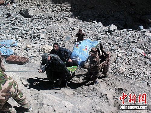 新藏公路一长途客车翻落30米深河道 19人罹难