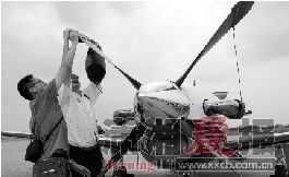 昨日，长沙黄花机场，陈玮和他的朋友在对飞机进行检查。