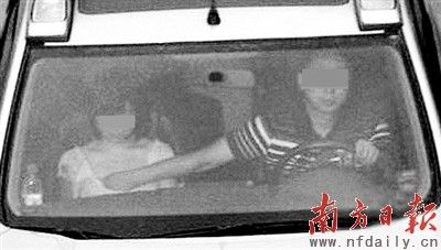 昨日在网络上广为流传并引发巨大争议的照片。