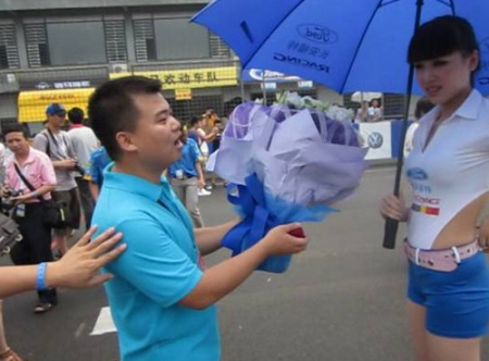 答应还是不答应 车模尴尬遭遇现场求婚