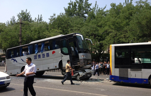 6月8日中午，北京市朝阳区东三环长虹桥发生交通事故，一辆警车遭首汽公司的大巴车碾压，地上散落大量玻璃碎片，人员伤亡情况未知。图为车祸现场。（来源：中国网）…
