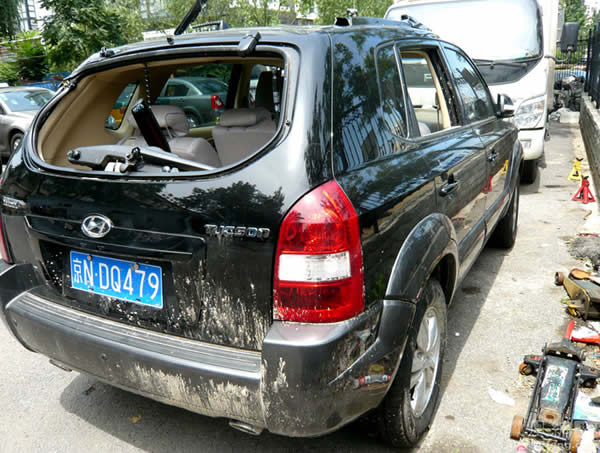 [新华汽车 新闻] 日前北京的暴雨自然灾害中，丁志健先生驾驶一辆北京现代途胜在广渠门桥下被困不幸遇难。此事引发北京现代汽车有限公司高度关注，第一时间成立技术小组，并组织公司相关部门进行车辆涉水实验及被淹车辆抽样检查试验，检测涉水等极端情况下车辆门锁机械部分相关稳定性能。经测试证明，市场所销售的途胜产品不存在车门锁设计质量问题。