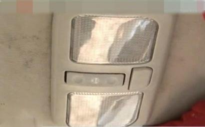 父亲与朋友车内聊天 3岁女儿脖卡天窗被夹死