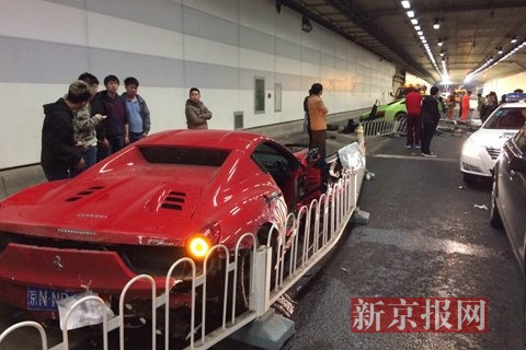 记者到现场时，车内无人，隧道护栏大片损毁，有工人正在清理现场。新京报记者 浦峰 摄