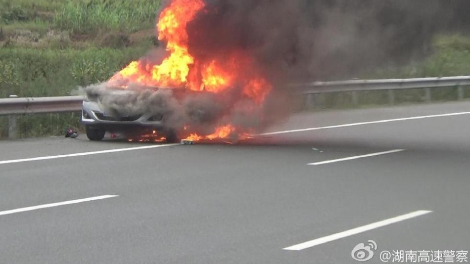 近日,湖南一高速路上,一小车自燃火势汹汹,有市民见此纷纷把车停在应急车道看热闹,嗑瓜子拍照,警察几番劝离都不为所动。这么做不仅危险,最终也被警察记6分,罚款200元。