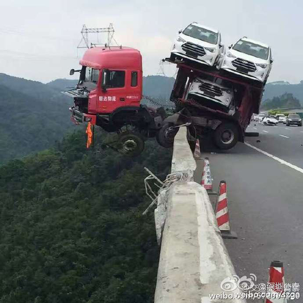 广乐高速一大型运输车冲出安全护栏，车头悬空100米。(网络截图)